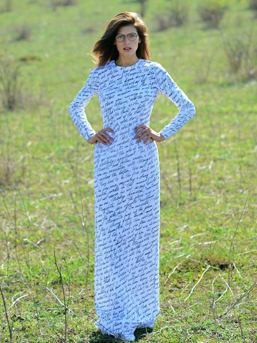 Актриса Юлия Снигирь блистала на премьере фильма «Мастер и Маргарита» в образе от дизайнера из Владимирской области. Лаконичное угольно-черное платье с небольшим шлейфом создал любимчик звезд Александр Терехов. В усыпанном стразами наряде исполнительница роли ведьмы заметно выделялась на фоне всей съемочной группы. О том, как нашему земляку удалось добиться этой магии, а также как Булгаков повлиял на его творчество, читайте на «Ключ-Медиа».