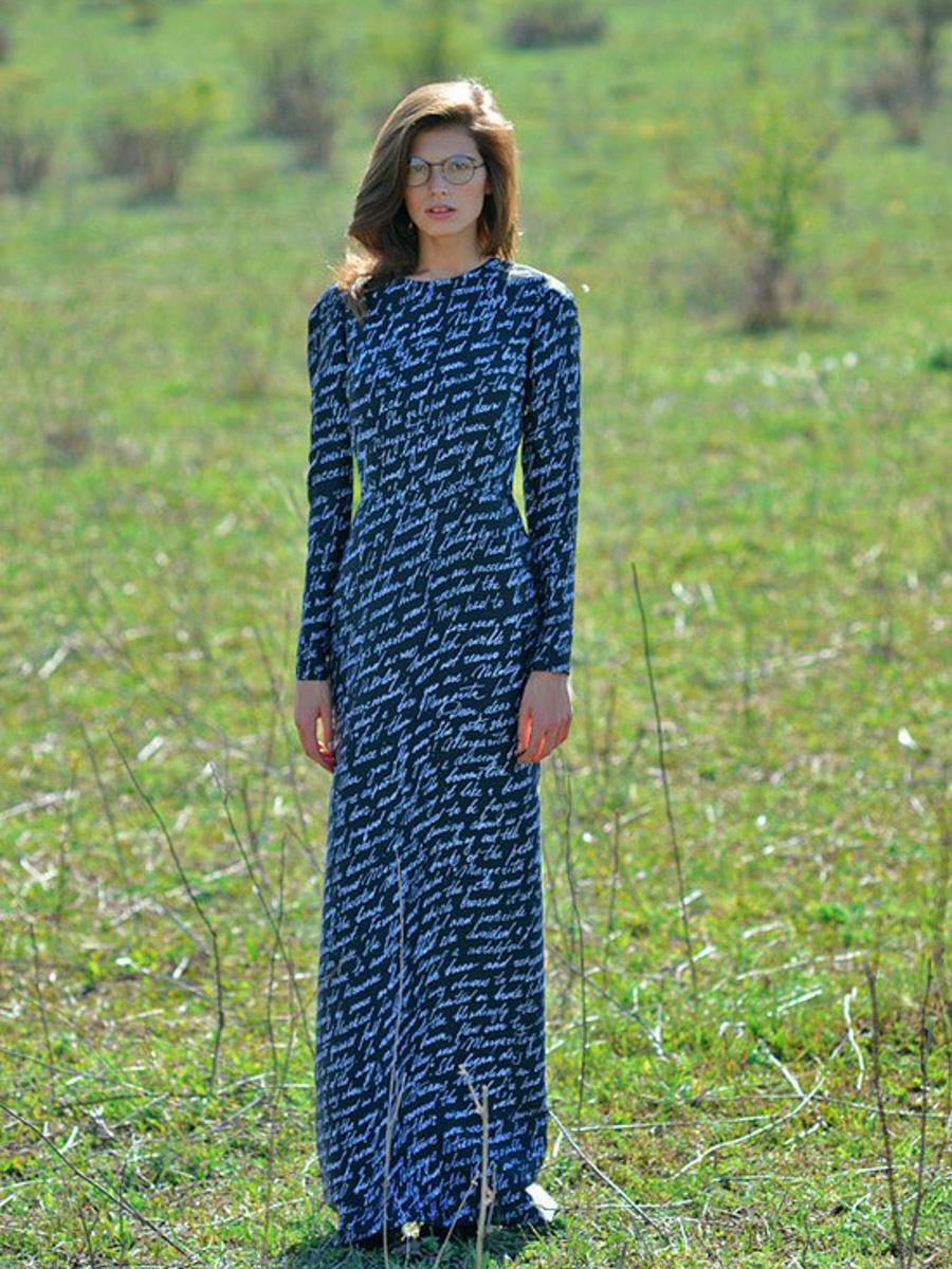 Актриса Юлия Снигирь блистала на премьере фильма «Мастер и Маргарита» в образе от дизайнера из Владимирской области. Лаконичное угольно-черное платье с небольшим шлейфом создал любимчик звезд Александр Терехов. В усыпанном стразами наряде исполнительница роли ведьмы заметно выделялась на фоне всей съемочной группы. О том, как нашему земляку удалось добиться этой магии, а также как Булгаков повлиял на его творчество, читайте на «Ключ-Медиа».