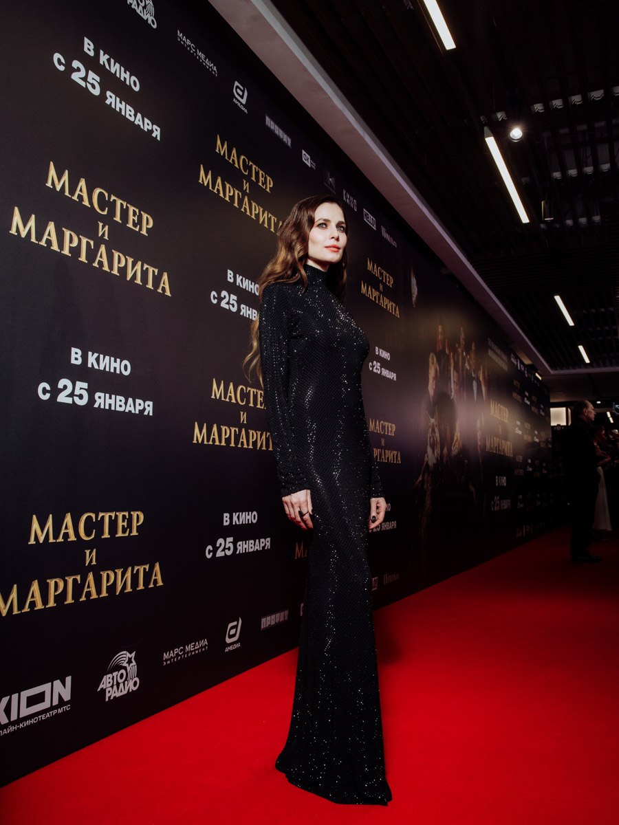 Актриса Юлия Снигирь блистала на премьере фильма «Мастер и Маргарита» в образе от дизайнера из Владимирской области. Лаконичное угольно-черное платье с небольшим шлейфом создал любимчик звезд Александр Терехов. В усыпанном стразами наряде исполнительница роли ведьмы заметно выделялась на фоне всей съемочной группы. О том, как нашему земляку удалось добиться этой магии, а также как Булгаков повлиял на его творчество, читайте на «Ключ-Медиа».