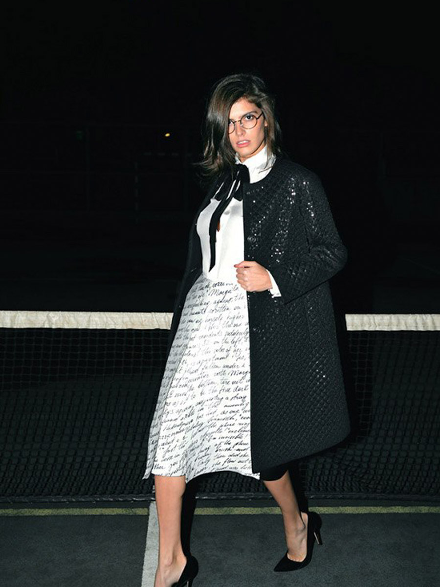 Актриса Юлия Снигирь блистала на премьере фильма «Мастер и Маргарита» в образе от дизайнера из Владимирской области. Лаконичное угольно-черное платье с небольшим шлейфом создал любимчик звезд Александр Терехов. В усыпанном стразами наряде исполнительница роли ведьмы заметно выделялась на фоне всей съемочной группы. О том, как нашему земляку удалось добиться этой магии, а также как Булгаков повлиял на его творчество, читайте на «Ключ-Медиа».