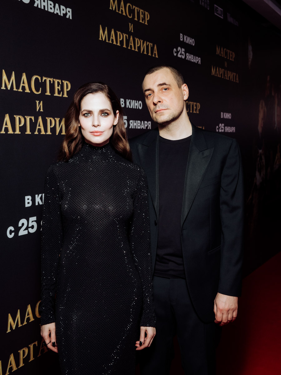Актриса Юлия Снигирь блистала на премьере фильма «Мастер и Маргарита» в образе от дизайнера из Владимирской области. Лаконичное угольно-черное платье с небольшим шлейфом создал любимчик звезд Александр Терехов. В усыпанном стразами наряде исполнительница роли ведьмы заметно выделялась на фоне всей съемочной группы. О том, как нашему земляку удалось добиться этой магии, а также как Булгаков повлиял на его творчество, читайте на «Ключ-Медиа».