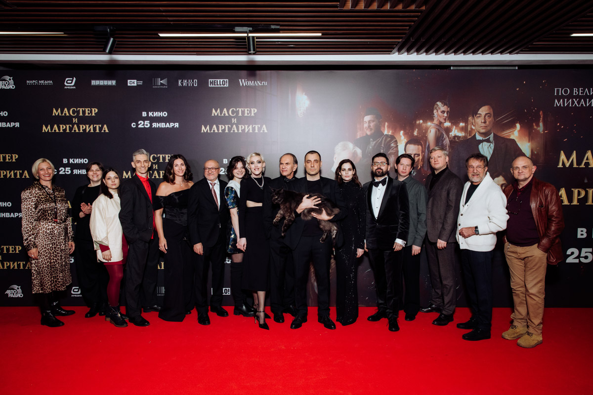 Актриса Юлия Снигирь блистала на премьере фильма «Мастер и Маргарита» в образе от дизайнера из Владимирской области. Лаконичное угольно-черное платье с небольшим шлейфом создал любимчик звезд Александр Терехов. В усыпанном стразами наряде исполнительница роли ведьмы заметно выделялась на фоне всей съемочной группы. О том, как нашему земляку удалось добиться этой магии, а также как Булгаков повлиял на его творчество, читайте на «Ключ-Медиа».