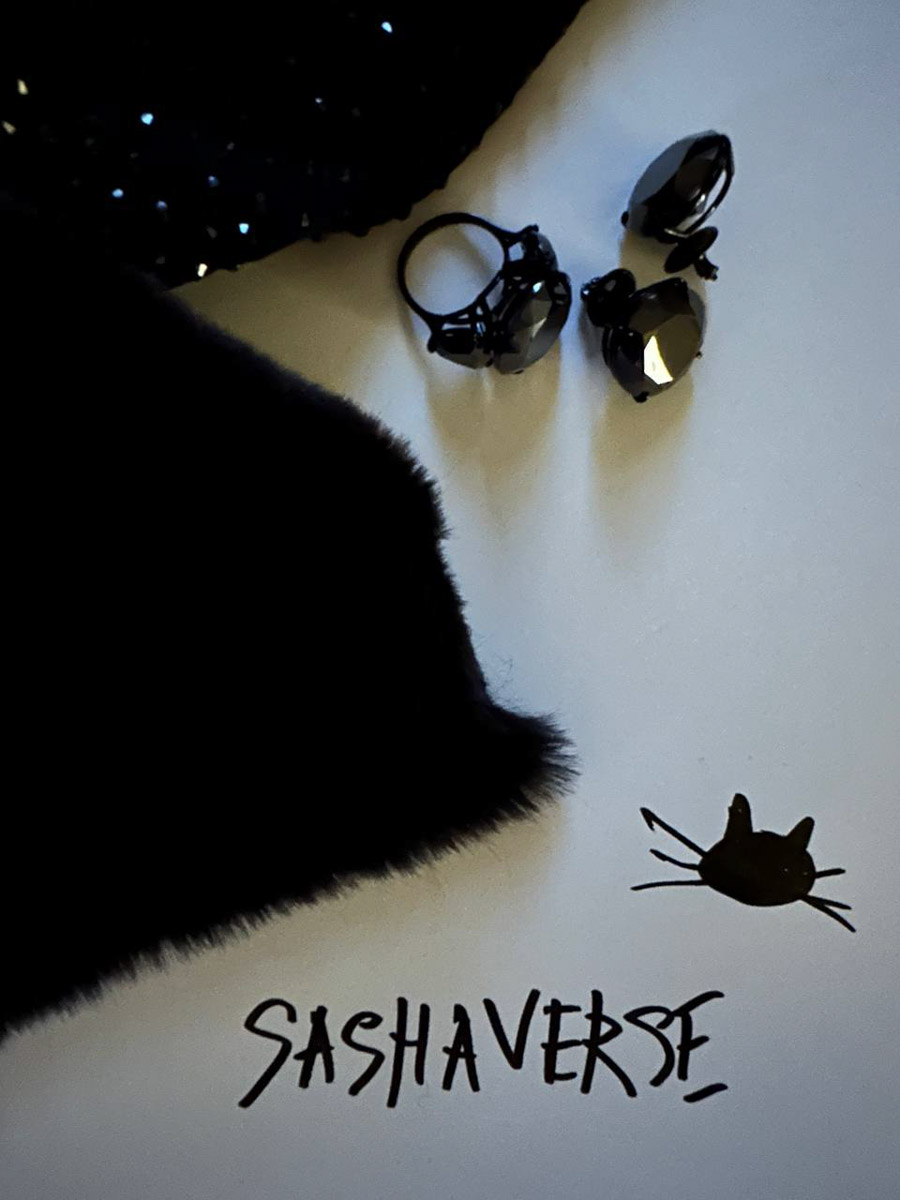 Актриса Юлия Снигирь блистала на премьере фильма «Мастер и Маргарита» в образе от дизайнера из Владимирской области. Лаконичное угольно-черное платье с небольшим шлейфом создал любимчик звезд Александр Терехов. В усыпанном стразами наряде исполнительница роли ведьмы заметно выделялась на фоне всей съемочной группы. О том, как нашему земляку удалось добиться этой магии, а также как Булгаков повлиял на его творчество, читайте на «Ключ-Медиа».