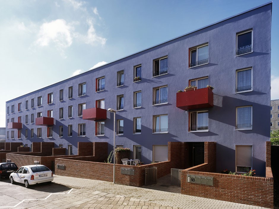 Панельки являются важной частью бытовой романтики и болью урбанистов. Они не вписываются в современную городскую среду, а некоторые своим мрачным видом серьезно портят внешний облик города. Три особенно «презентабельных» дома мы обнаружили на улице Юбилейной. Как их можно преобразить, подсказала владимирский архитектор.