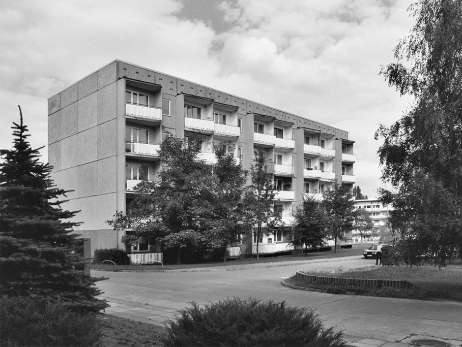 Панельки являются важной частью бытовой романтики и болью урбанистов. Они не вписываются в современную городскую среду, а некоторые своим мрачным видом серьезно портят внешний облик города. Три особенно «презентабельных» дома мы обнаружили на улице Юбилейной. Как их можно преобразить, подсказала владимирский архитектор.