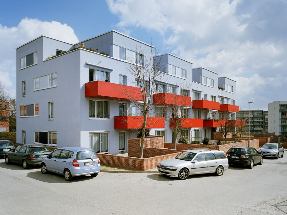 Панельки являются важной частью бытовой романтики и болью урбанистов. Они не вписываются в современную городскую среду, а некоторые своим мрачным видом серьезно портят внешний облик города. Три особенно «презентабельных» дома мы обнаружили на улице Юбилейной. Как их можно преобразить, подсказала владимирский архитектор.