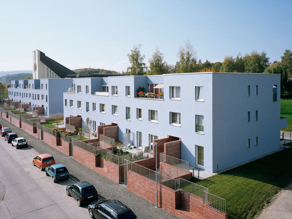 Панельки являются важной частью бытовой романтики и болью урбанистов. Они не вписываются в современную городскую среду, а некоторые своим мрачным видом серьезно портят внешний облик города. Три особенно «презентабельных» дома мы обнаружили на улице Юбилейной. Как их можно преобразить, подсказала владимирский архитектор.