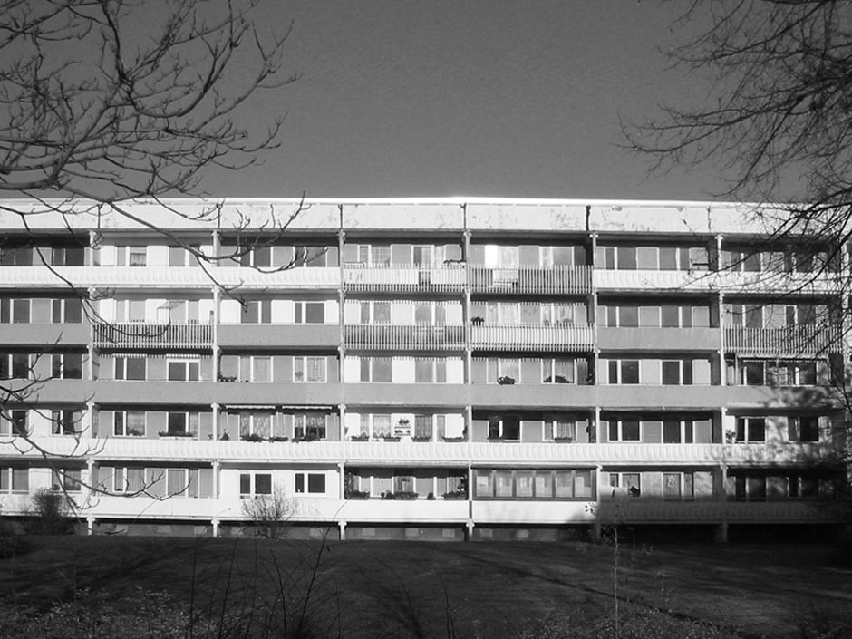 Панельки являются важной частью бытовой романтики и болью урбанистов. Они не вписываются в современную городскую среду, а некоторые своим мрачным видом серьезно портят внешний облик города. Три особенно «презентабельных» дома мы обнаружили на улице Юбилейной. Как их можно преобразить, подсказала владимирский архитектор.