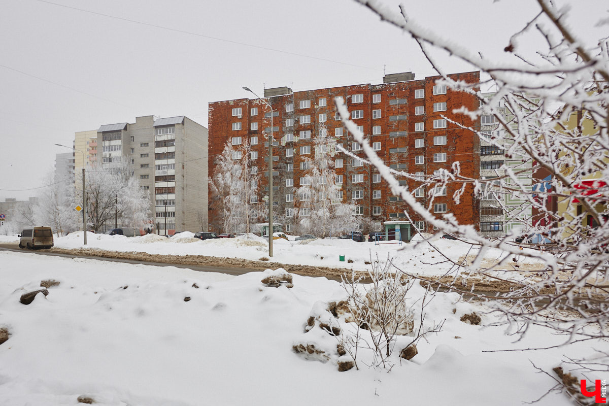 Панельки являются важной частью бытовой романтики и болью урбанистов. Они не вписываются в современную городскую среду, а некоторые своим мрачным видом серьезно портят внешний облик города. Три особенно «презентабельных» дома мы обнаружили на улице Юбилейной. Как их можно преобразить, подсказала владимирский архитектор.