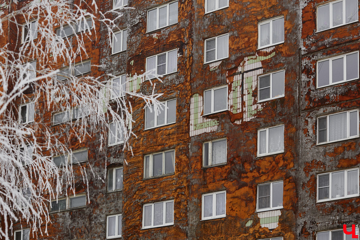 Панельки являются важной частью бытовой романтики и болью урбанистов. Они не вписываются в современную городскую среду, а некоторые своим мрачным видом серьезно портят внешний облик города. Три особенно «презентабельных» дома мы обнаружили на улице Юбилейной. Как их можно преобразить, подсказала владимирский архитектор.