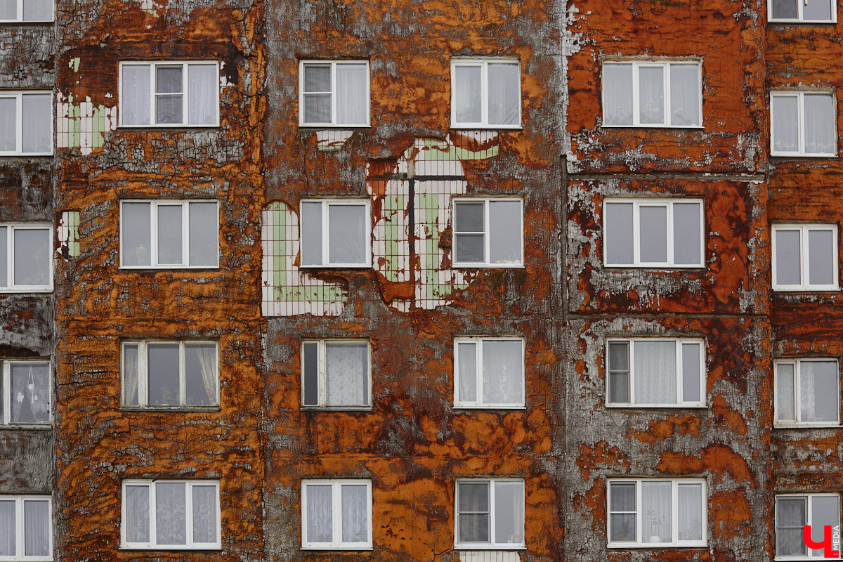 Панельки являются важной частью бытовой романтики и болью урбанистов. Они не вписываются в современную городскую среду, а некоторые своим мрачным видом серьезно портят внешний облик города. Три особенно «презентабельных» дома мы обнаружили на улице Юбилейной. Как их можно преобразить, подсказала владимирский архитектор.