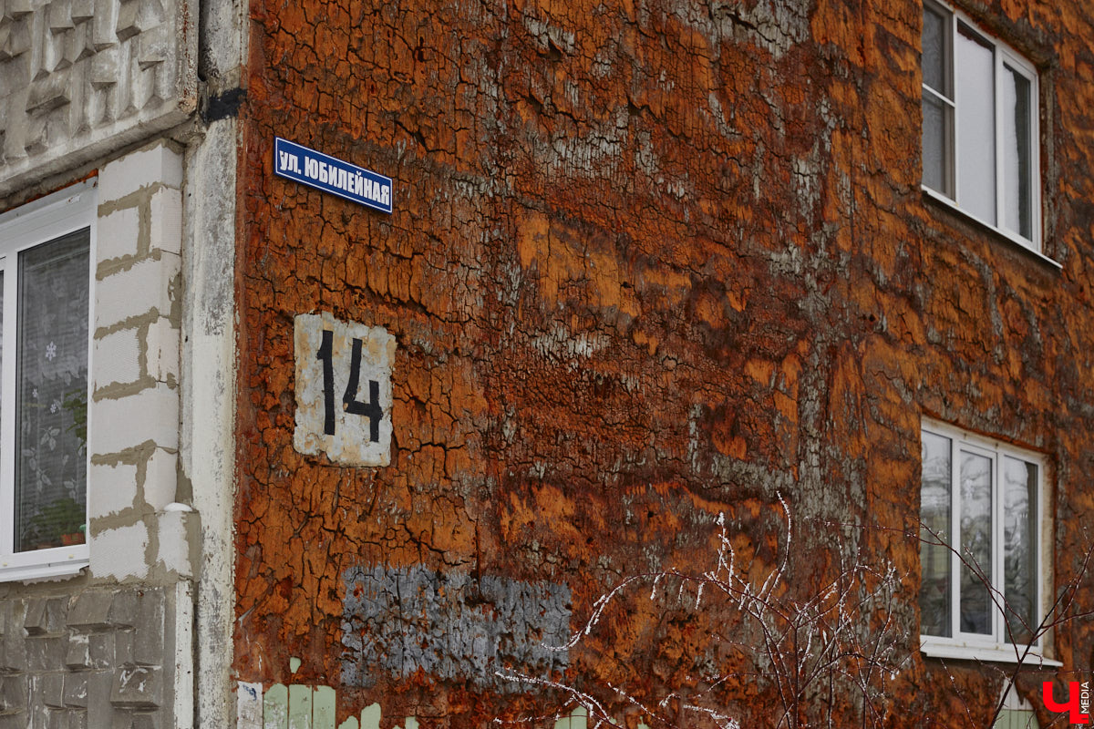 Панельки являются важной частью бытовой романтики и болью урбанистов. Они не вписываются в современную городскую среду, а некоторые своим мрачным видом серьезно портят внешний облик города. Три особенно «презентабельных» дома мы обнаружили на улице Юбилейной. Как их можно преобразить, подсказала владимирский архитектор.