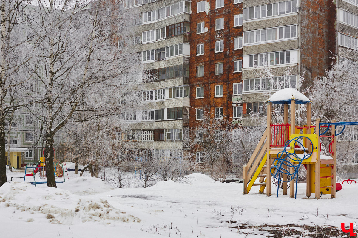 Панельки являются важной частью бытовой романтики и болью урбанистов. Они не вписываются в современную городскую среду, а некоторые своим мрачным видом серьезно портят внешний облик города. Три особенно «презентабельных» дома мы обнаружили на улице Юбилейной. Как их можно преобразить, подсказала владимирский архитектор.