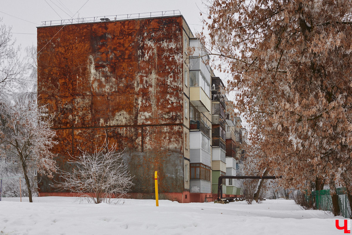 Панельки являются важной частью бытовой романтики и болью урбанистов. Они не вписываются в современную городскую среду, а некоторые своим мрачным видом серьезно портят внешний облик города. Три особенно «презентабельных» дома мы обнаружили на улице Юбилейной. Как их можно преобразить, подсказала владимирский архитектор.