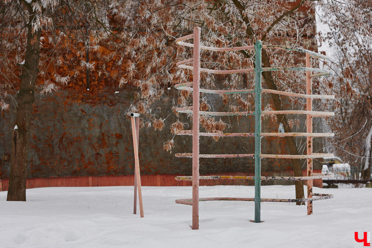 Панельки являются важной частью бытовой романтики и болью урбанистов. Они не вписываются в современную городскую среду, а некоторые своим мрачным видом серьезно портят внешний облик города. Три особенно «презентабельных» дома мы обнаружили на улице Юбилейной. Как их можно преобразить, подсказала владимирский архитектор.