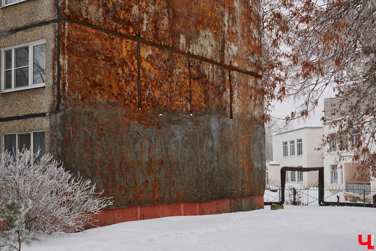 Панельки являются важной частью бытовой романтики и болью урбанистов. Они не вписываются в современную городскую среду, а некоторые своим мрачным видом серьезно портят внешний облик города. Три особенно «презентабельных» дома мы обнаружили на улице Юбилейной. Как их можно преобразить, подсказала владимирский архитектор.
