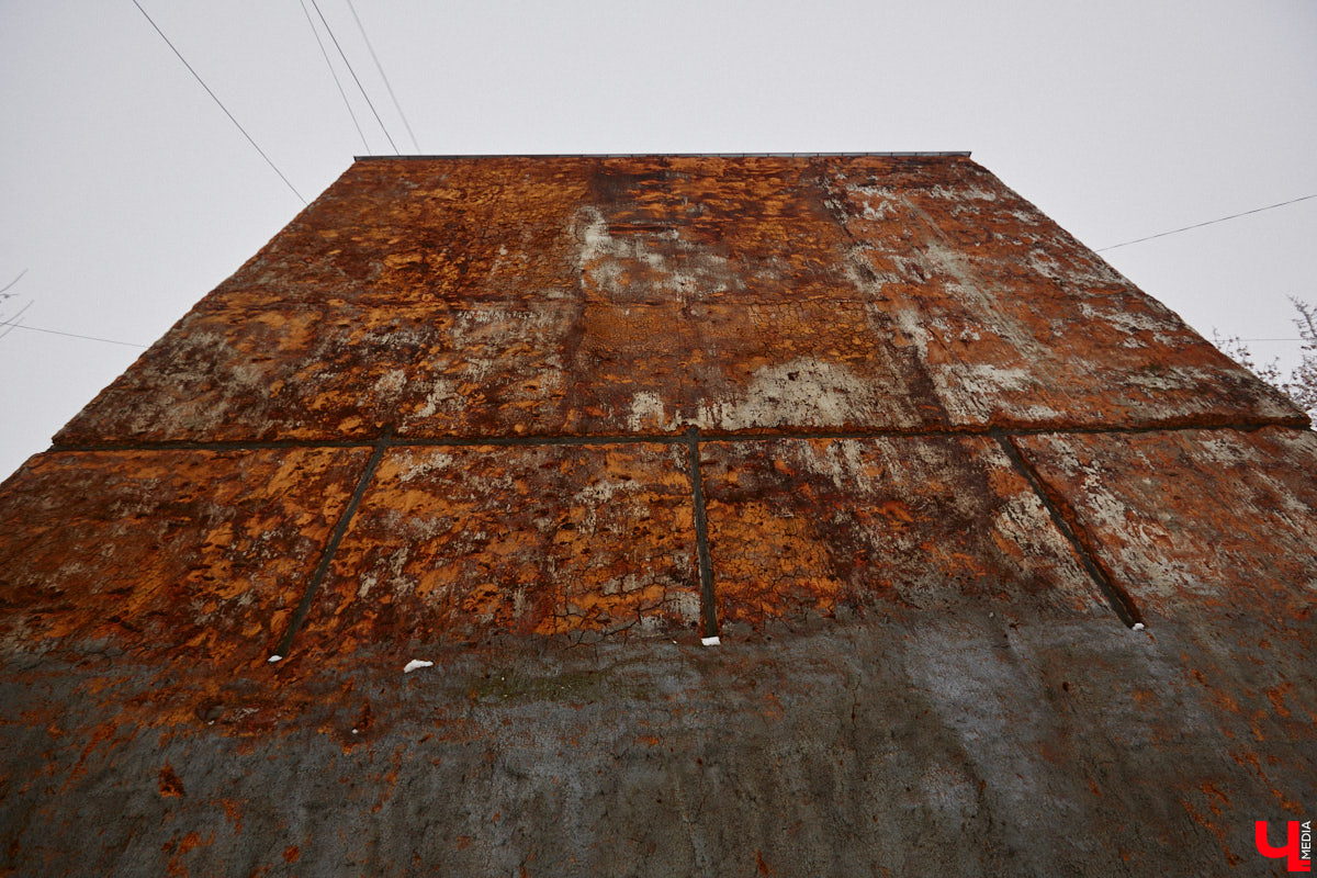 Панельки являются важной частью бытовой романтики и болью урбанистов. Они не вписываются в современную городскую среду, а некоторые своим мрачным видом серьезно портят внешний облик города. Три особенно «презентабельных» дома мы обнаружили на улице Юбилейной. Как их можно преобразить, подсказала владимирский архитектор.