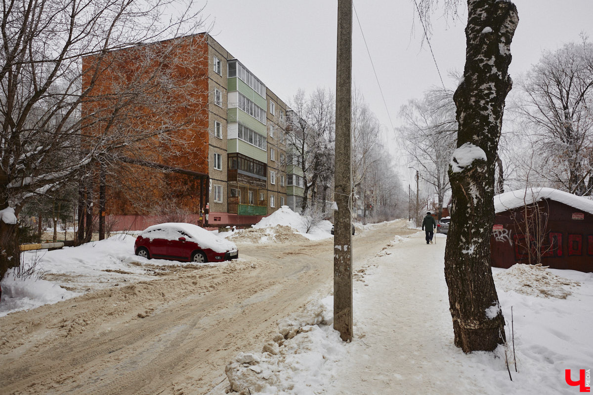 Панельки являются важной частью бытовой романтики и болью урбанистов. Они не вписываются в современную городскую среду, а некоторые своим мрачным видом серьезно портят внешний облик города. Три особенно «презентабельных» дома мы обнаружили на улице Юбилейной. Как их можно преобразить, подсказала владимирский архитектор.