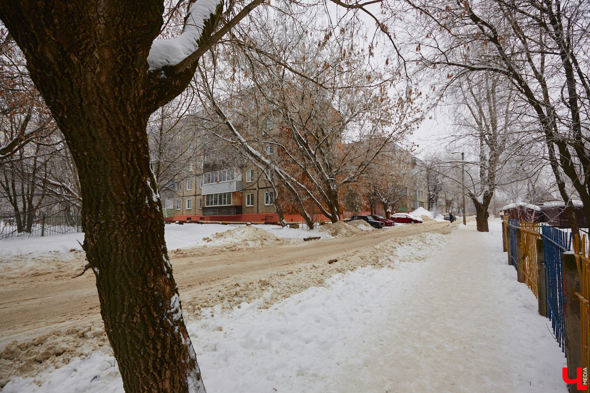 Панельки являются важной частью бытовой романтики и болью урбанистов. Они не вписываются в современную городскую среду, а некоторые своим мрачным видом серьезно портят внешний облик города. Три особенно «презентабельных» дома мы обнаружили на улице Юбилейной. Как их можно преобразить, подсказала владимирский архитектор.