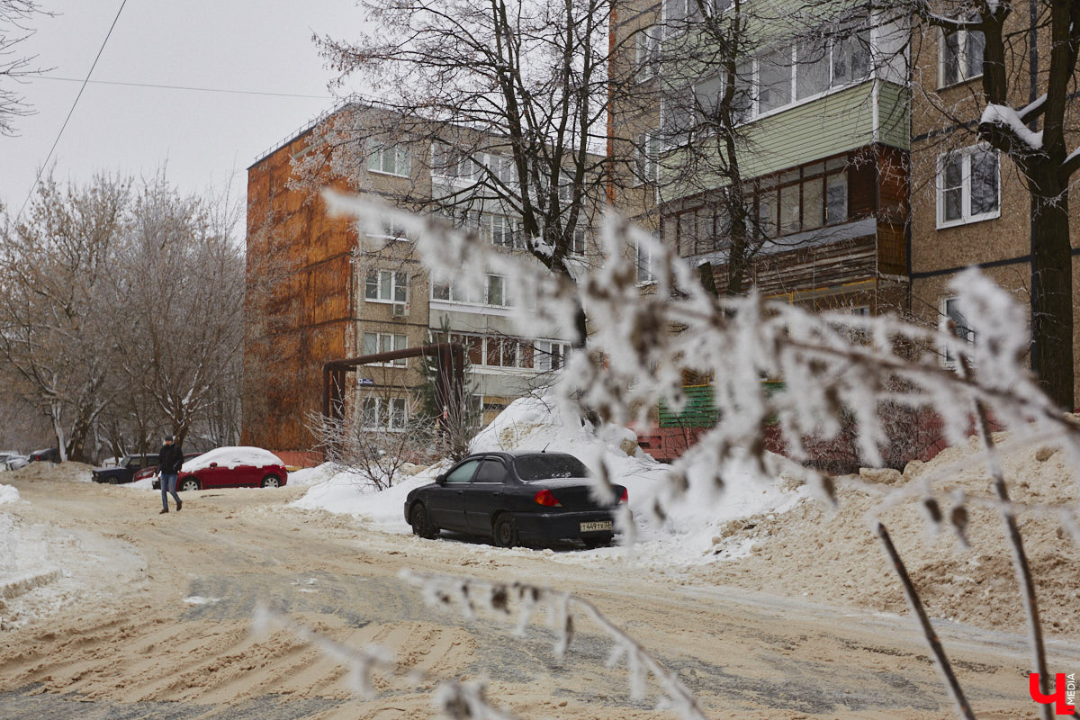 Панельки являются важной частью бытовой романтики и болью урбанистов. Они не вписываются в современную городскую среду, а некоторые своим мрачным видом серьезно портят внешний облик города. Три особенно «презентабельных» дома мы обнаружили на улице Юбилейной. Как их можно преобразить, подсказала владимирский архитектор.