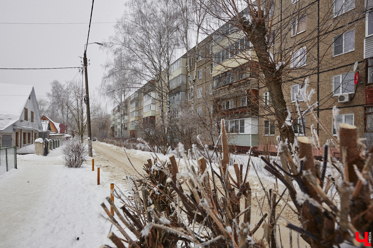 Панельки являются важной частью бытовой романтики и болью урбанистов. Они не вписываются в современную городскую среду, а некоторые своим мрачным видом серьезно портят внешний облик города. Три особенно «презентабельных» дома мы обнаружили на улице Юбилейной. Как их можно преобразить, подсказала владимирский архитектор.