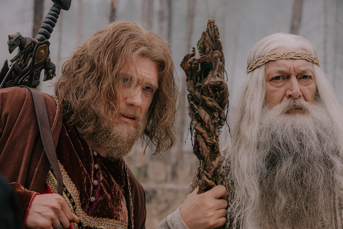 Хорошая новость для поклонников киновселенной последнего богатыря: по фильму сняли сериал с хорошо знакомыми сказочными персонажами. Впрочем, новых тоже прибавилось. Например, мифическую пиявицу сыграла владимирская актриса Софья Лобанова. Подробностями съемочного процесса, в том числе работе с Еленой Яковлевой, она поделилась с «Ключ-Медиа».