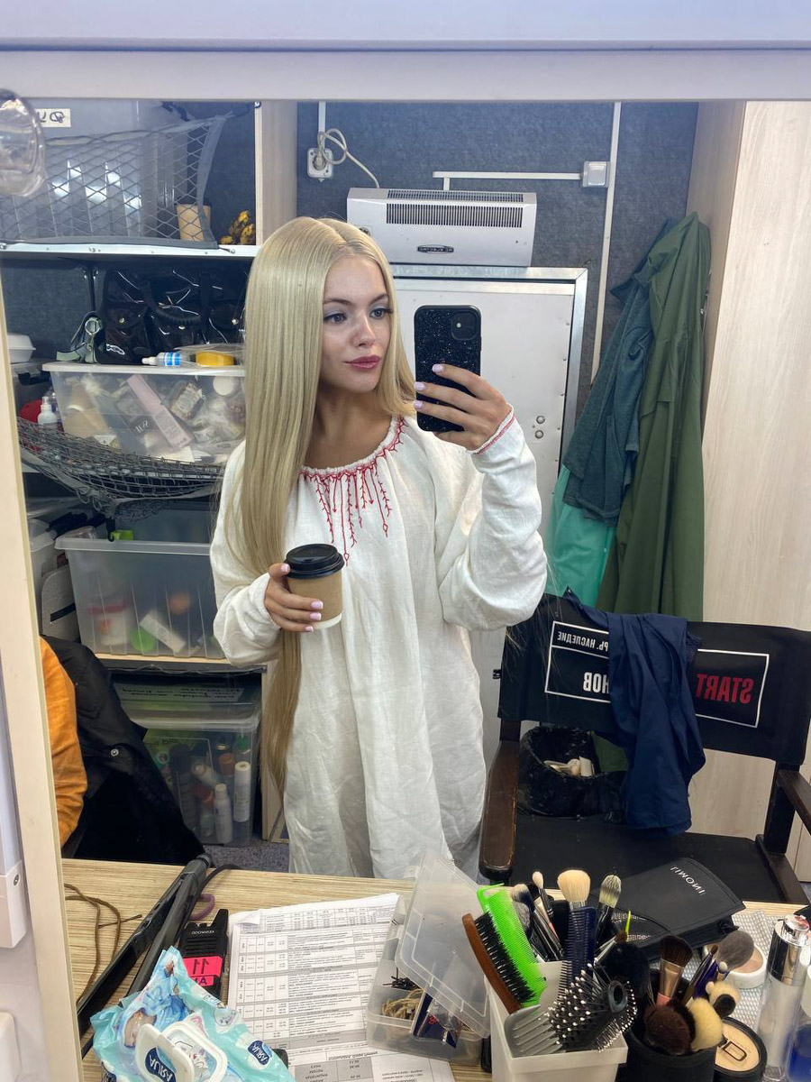 Хорошая новость для поклонников киновселенной последнего богатыря: по фильму сняли сериал с хорошо знакомыми сказочными персонажами. Впрочем, новых тоже прибавилось. Например, мифическую пиявицу сыграла владимирская актриса Софья Лобанова. Подробностями съемочного процесса, в том числе работе с Еленой Яковлевой, она поделилась с «Ключ-Медиа».