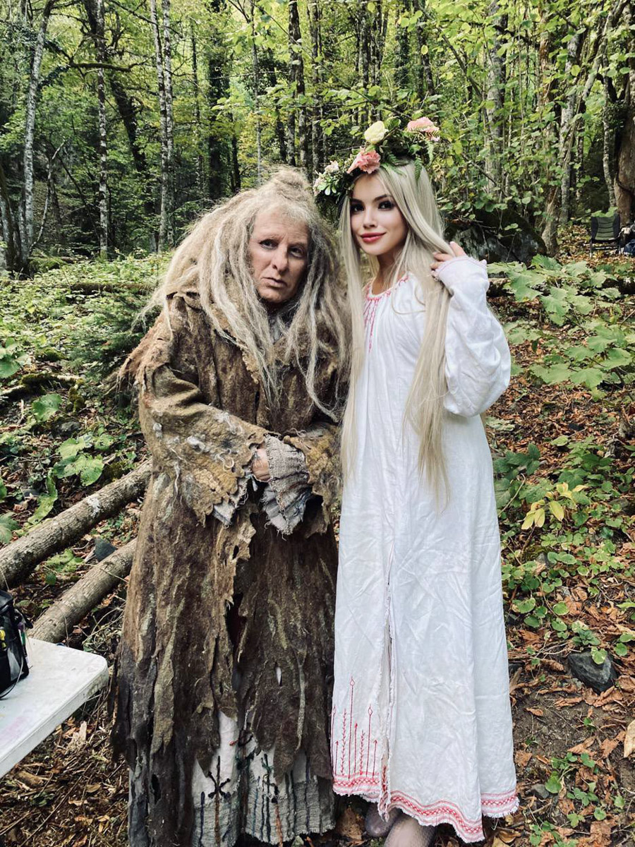 Хорошая новость для поклонников киновселенной последнего богатыря: по фильму сняли сериал с хорошо знакомыми сказочными персонажами. Впрочем, новых тоже прибавилось. Например, мифическую пиявицу сыграла владимирская актриса Софья Лобанова. Подробностями съемочного процесса, в том числе работе с Еленой Яковлевой, она поделилась с «Ключ-Медиа».