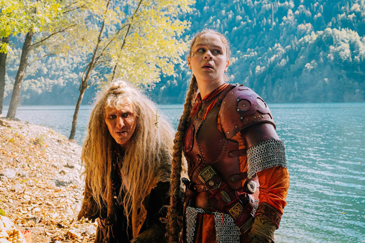 Хорошая новость для поклонников киновселенной последнего богатыря: по фильму сняли сериал с хорошо знакомыми сказочными персонажами. Впрочем, новых тоже прибавилось. Например, мифическую пиявицу сыграла владимирская актриса Софья Лобанова. Подробностями съемочного процесса, в том числе работе с Еленой Яковлевой, она поделилась с «Ключ-Медиа».