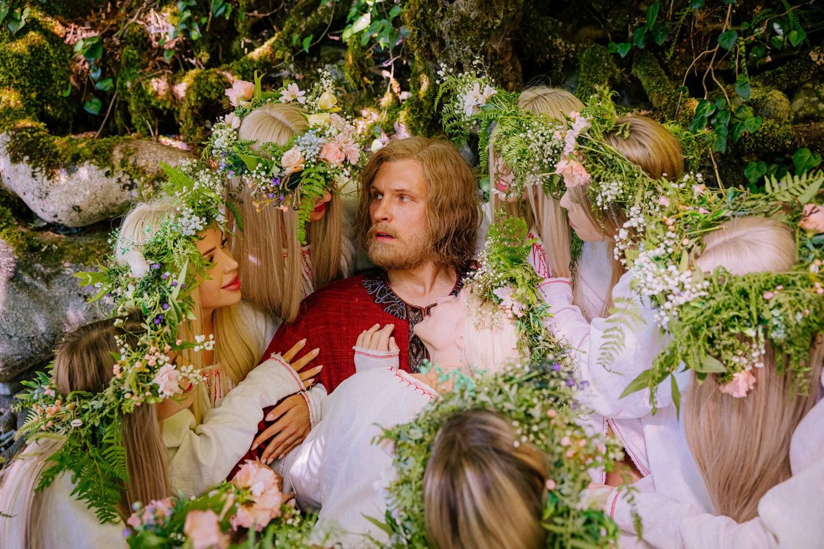 Хорошая новость для поклонников киновселенной последнего богатыря: по фильму сняли сериал с хорошо знакомыми сказочными персонажами. Впрочем, новых тоже прибавилось. Например, мифическую пиявицу сыграла владимирская актриса Софья Лобанова. Подробностями съемочного процесса, в том числе работе с Еленой Яковлевой, она поделилась с «Ключ-Медиа».