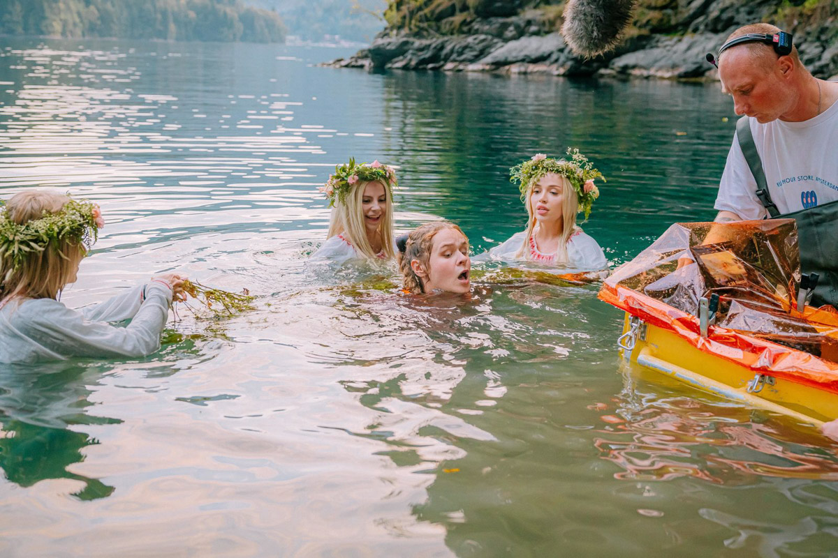 Хорошая новость для поклонников киновселенной последнего богатыря: по фильму сняли сериал с хорошо знакомыми сказочными персонажами. Впрочем, новых тоже прибавилось. Например, мифическую пиявицу сыграла владимирская актриса Софья Лобанова. Подробностями съемочного процесса, в том числе работе с Еленой Яковлевой, она поделилась с «Ключ-Медиа».