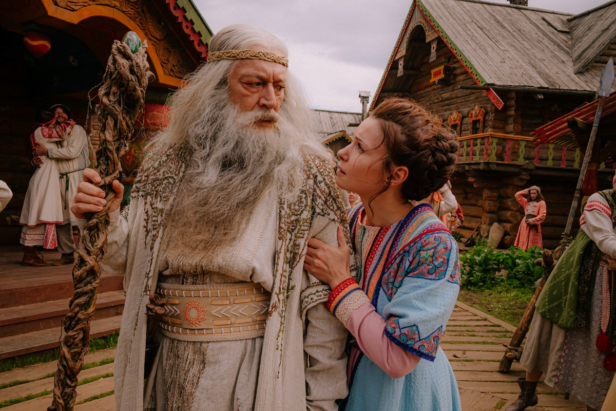 Хорошая новость для поклонников киновселенной последнего богатыря: по фильму сняли сериал с хорошо знакомыми сказочными персонажами. Впрочем, новых тоже прибавилось. Например, мифическую пиявицу сыграла владимирская актриса Софья Лобанова. Подробностями съемочного процесса, в том числе работе с Еленой Яковлевой, она поделилась с «Ключ-Медиа».