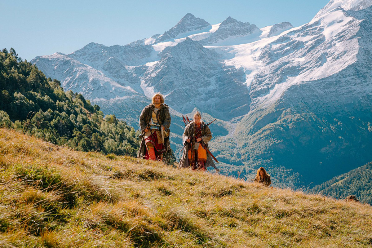 Хорошая новость для поклонников киновселенной последнего богатыря: по фильму сняли сериал с хорошо знакомыми сказочными персонажами. Впрочем, новых тоже прибавилось. Например, мифическую пиявицу сыграла владимирская актриса Софья Лобанова. Подробностями съемочного процесса, в том числе работе с Еленой Яковлевой, она поделилась с «Ключ-Медиа».