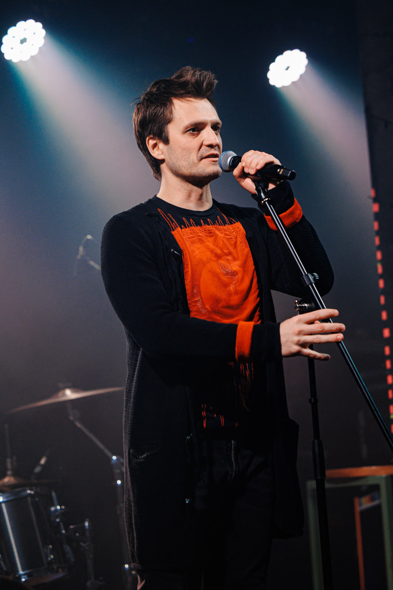 Двадцать три группы из пяти городов Владимирской области, исповедующие самые разные направления рок-музыки. Две площадки и три отборочных этапа, проходившие с 8 декабря по 13 января. Наконец, полуфинал и финал — именно так, если коротко, можно обозначить весь масштаб, который явил нам на этот раз уже второй по счету фестиваль-конкурс «ВладРок-2023».