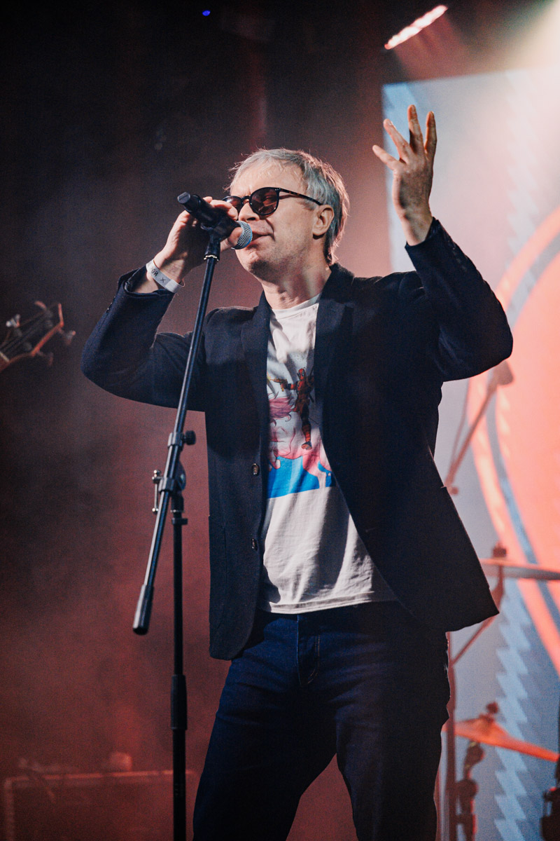 Двадцать три группы из пяти городов Владимирской области, исповедующие самые разные направления рок-музыки. Две площадки и три отборочных этапа, проходившие с 8 декабря по 13 января. Наконец, полуфинал и финал — именно так, если коротко, можно обозначить весь масштаб, который явил нам на этот раз уже второй по счету фестиваль-конкурс «ВладРок-2023».