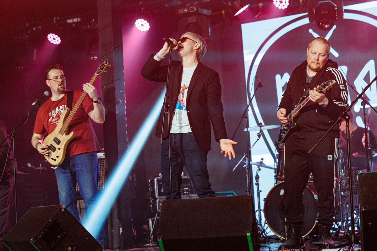 Двадцать три группы из пяти городов Владимирской области, исповедующие самые разные направления рок-музыки. Две площадки и три отборочных этапа, проходившие с 8 декабря по 13 января. Наконец, полуфинал и финал — именно так, если коротко, можно обозначить весь масштаб, который явил нам на этот раз уже второй по счету фестиваль-конкурс «ВладРок-2023».