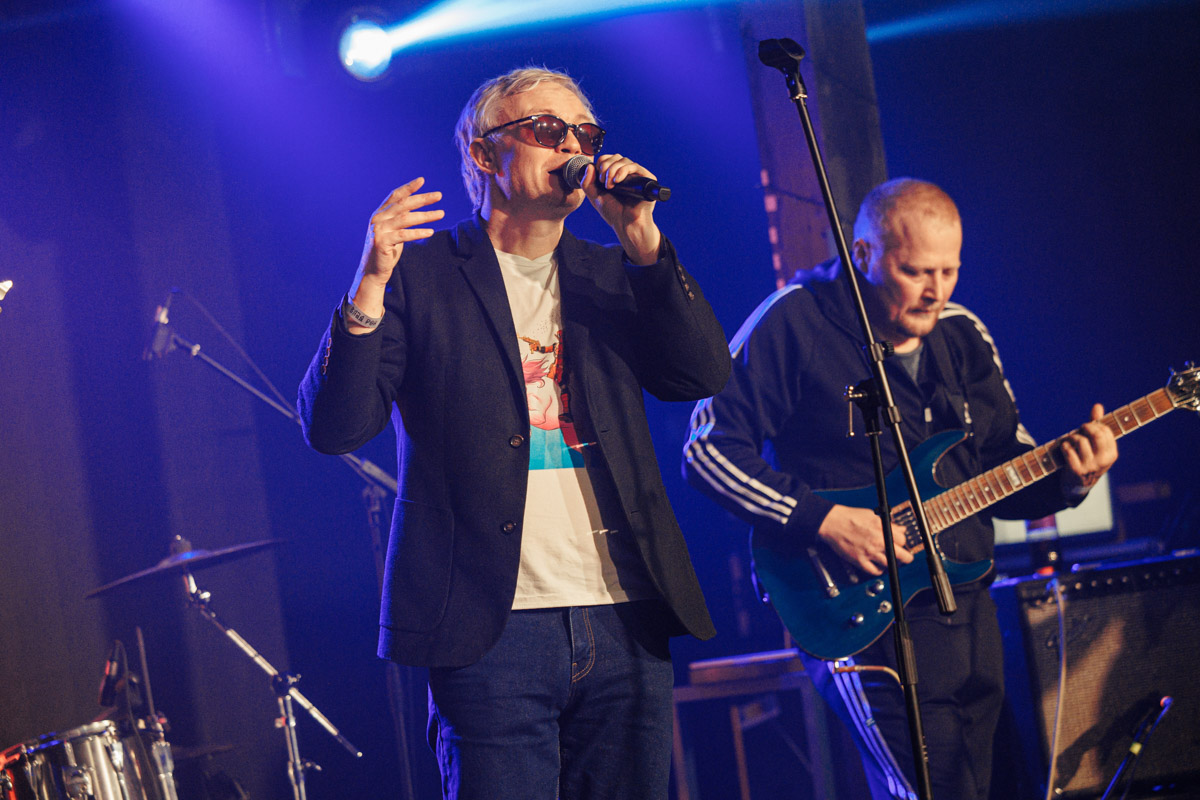 Двадцать три группы из пяти городов Владимирской области, исповедующие самые разные направления рок-музыки. Две площадки и три отборочных этапа, проходившие с 8 декабря по 13 января. Наконец, полуфинал и финал — именно так, если коротко, можно обозначить весь масштаб, который явил нам на этот раз уже второй по счету фестиваль-конкурс «ВладРок-2023».