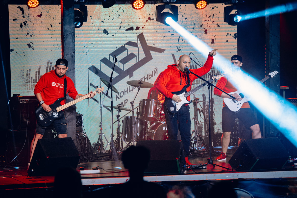 Двадцать три группы из пяти городов Владимирской области, исповедующие самые разные направления рок-музыки. Две площадки и три отборочных этапа, проходившие с 8 декабря по 13 января. Наконец, полуфинал и финал — именно так, если коротко, можно обозначить весь масштаб, который явил нам на этот раз уже второй по счету фестиваль-конкурс «ВладРок-2023».