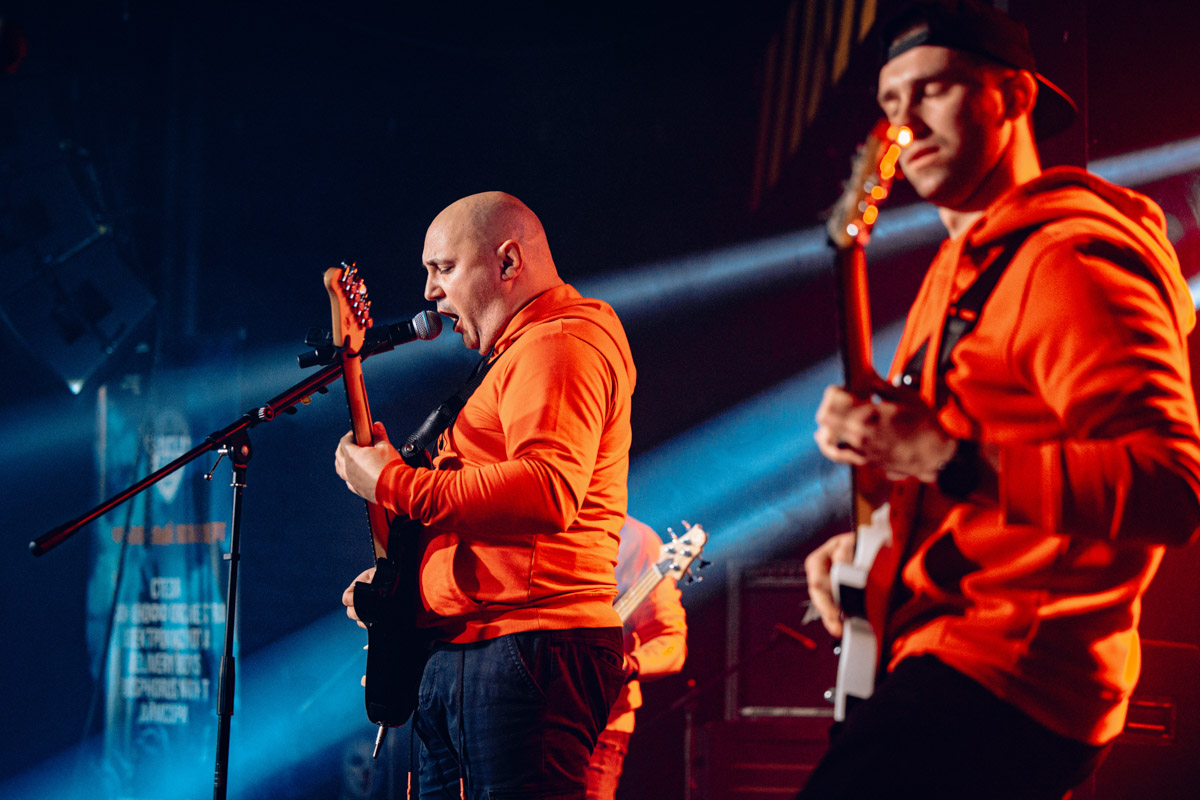 Двадцать три группы из пяти городов Владимирской области, исповедующие самые разные направления рок-музыки. Две площадки и три отборочных этапа, проходившие с 8 декабря по 13 января. Наконец, полуфинал и финал — именно так, если коротко, можно обозначить весь масштаб, который явил нам на этот раз уже второй по счету фестиваль-конкурс «ВладРок-2023».