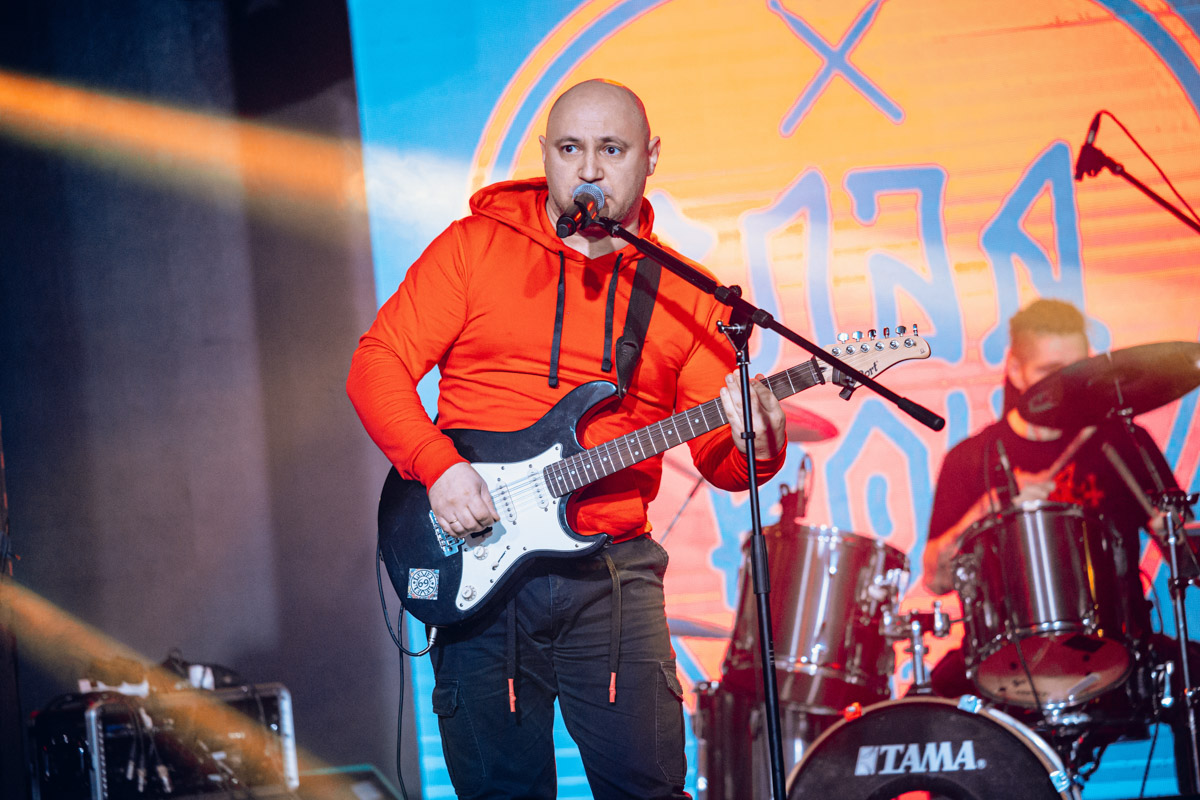 Двадцать три группы из пяти городов Владимирской области, исповедующие самые разные направления рок-музыки. Две площадки и три отборочных этапа, проходившие с 8 декабря по 13 января. Наконец, полуфинал и финал — именно так, если коротко, можно обозначить весь масштаб, который явил нам на этот раз уже второй по счету фестиваль-конкурс «ВладРок-2023».