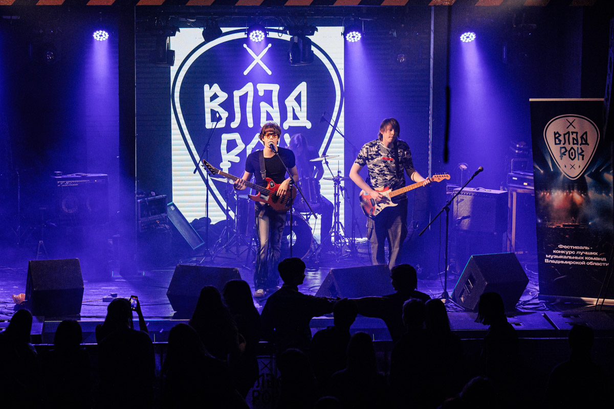 Двадцать три группы из пяти городов Владимирской области, исповедующие самые разные направления рок-музыки. Две площадки и три отборочных этапа, проходившие с 8 декабря по 13 января. Наконец, полуфинал и финал — именно так, если коротко, можно обозначить весь масштаб, который явил нам на этот раз уже второй по счету фестиваль-конкурс «ВладРок-2023».