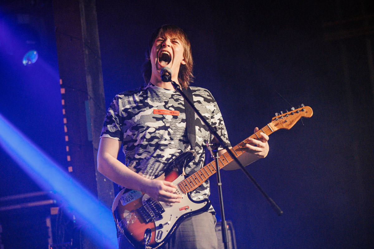 Двадцать три группы из пяти городов Владимирской области, исповедующие самые разные направления рок-музыки. Две площадки и три отборочных этапа, проходившие с 8 декабря по 13 января. Наконец, полуфинал и финал — именно так, если коротко, можно обозначить весь масштаб, который явил нам на этот раз уже второй по счету фестиваль-конкурс «ВладРок-2023».