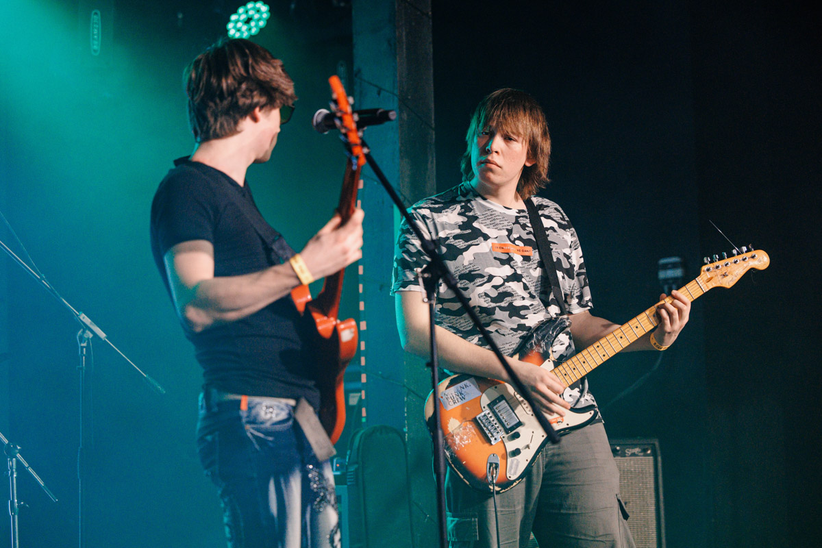 Двадцать три группы из пяти городов Владимирской области, исповедующие самые разные направления рок-музыки. Две площадки и три отборочных этапа, проходившие с 8 декабря по 13 января. Наконец, полуфинал и финал — именно так, если коротко, можно обозначить весь масштаб, который явил нам на этот раз уже второй по счету фестиваль-конкурс «ВладРок-2023».