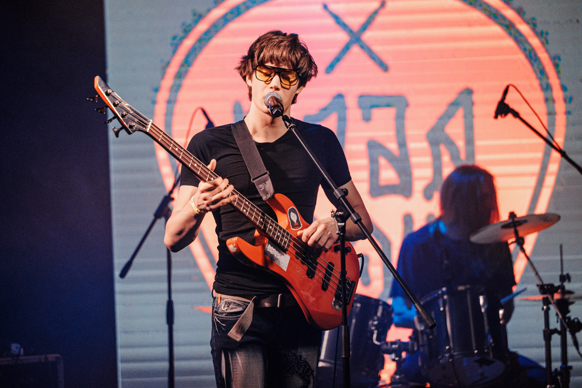 Двадцать три группы из пяти городов Владимирской области, исповедующие самые разные направления рок-музыки. Две площадки и три отборочных этапа, проходившие с 8 декабря по 13 января. Наконец, полуфинал и финал — именно так, если коротко, можно обозначить весь масштаб, который явил нам на этот раз уже второй по счету фестиваль-конкурс «ВладРок-2023».