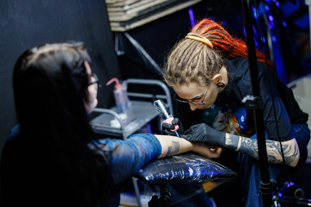 Двадцать три группы из пяти городов Владимирской области, исповедующие самые разные направления рок-музыки. Две площадки и три отборочных этапа, проходившие с 8 декабря по 13 января. Наконец, полуфинал и финал — именно так, если коротко, можно обозначить весь масштаб, который явил нам на этот раз уже второй по счету фестиваль-конкурс «ВладРок-2023».