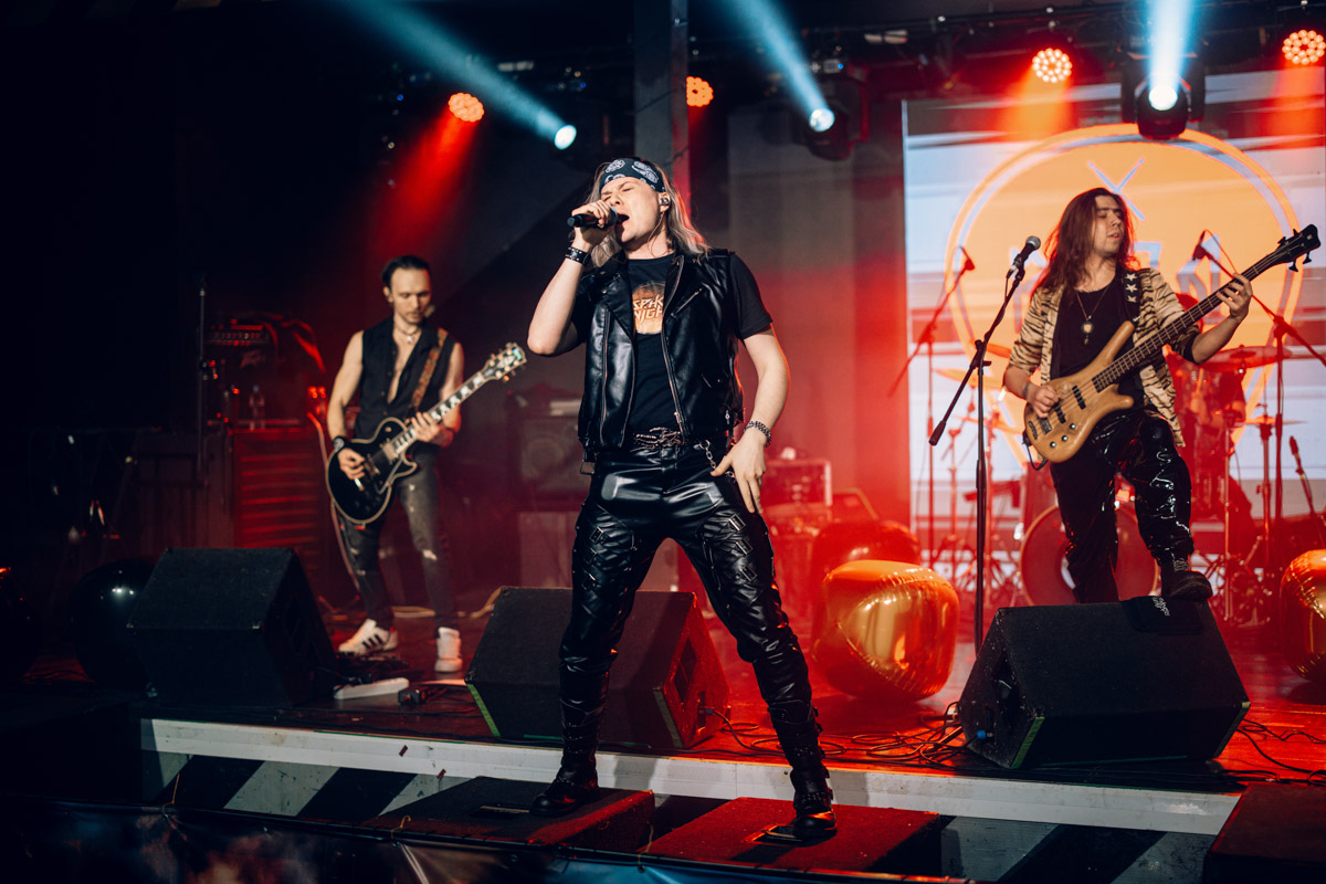 Двадцать три группы из пяти городов Владимирской области, исповедующие самые разные направления рок-музыки. Две площадки и три отборочных этапа, проходившие с 8 декабря по 13 января. Наконец, полуфинал и финал — именно так, если коротко, можно обозначить весь масштаб, который явил нам на этот раз уже второй по счету фестиваль-конкурс «ВладРок-2023».