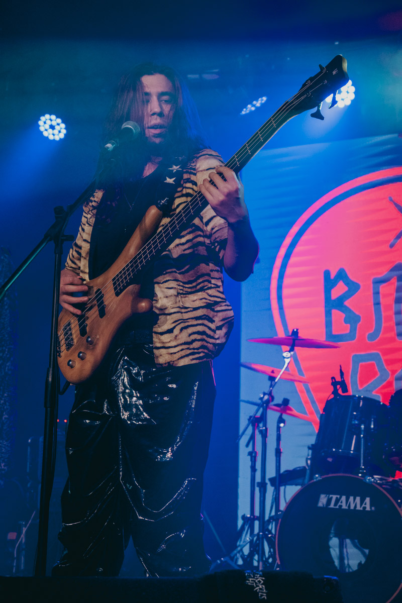 Двадцать три группы из пяти городов Владимирской области, исповедующие самые разные направления рок-музыки. Две площадки и три отборочных этапа, проходившие с 8 декабря по 13 января. Наконец, полуфинал и финал — именно так, если коротко, можно обозначить весь масштаб, который явил нам на этот раз уже второй по счету фестиваль-конкурс «ВладРок-2023».