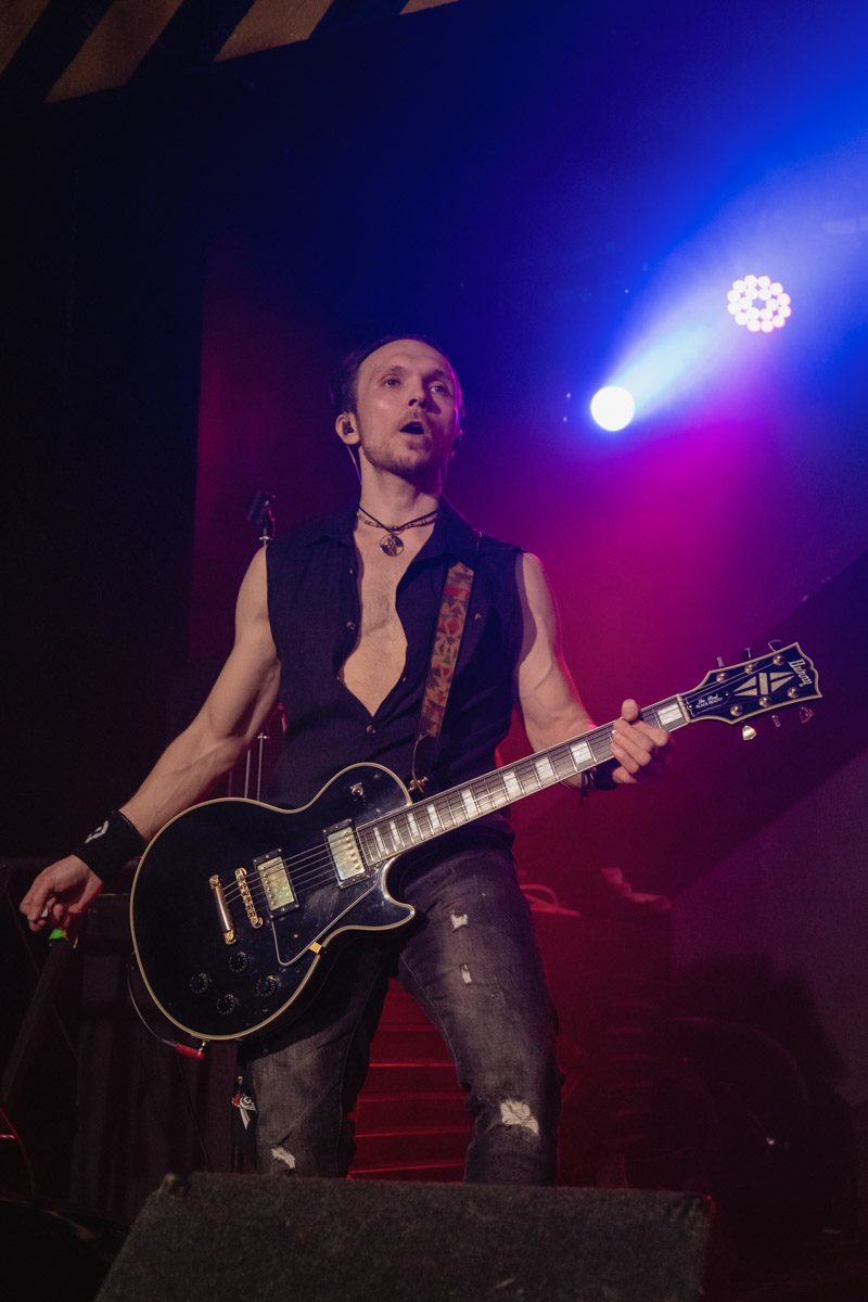 Двадцать три группы из пяти городов Владимирской области, исповедующие самые разные направления рок-музыки. Две площадки и три отборочных этапа, проходившие с 8 декабря по 13 января. Наконец, полуфинал и финал — именно так, если коротко, можно обозначить весь масштаб, который явил нам на этот раз уже второй по счету фестиваль-конкурс «ВладРок-2023».