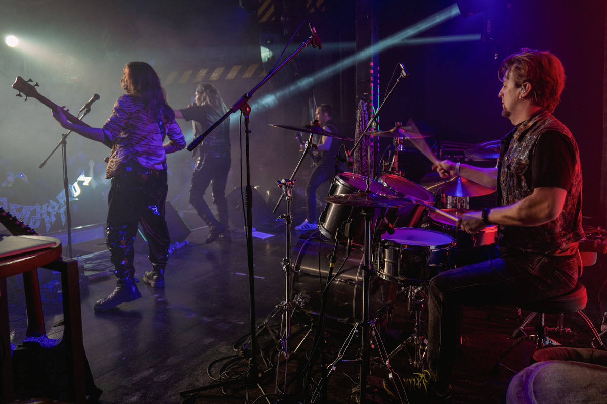 Двадцать три группы из пяти городов Владимирской области, исповедующие самые разные направления рок-музыки. Две площадки и три отборочных этапа, проходившие с 8 декабря по 13 января. Наконец, полуфинал и финал — именно так, если коротко, можно обозначить весь масштаб, который явил нам на этот раз уже второй по счету фестиваль-конкурс «ВладРок-2023».