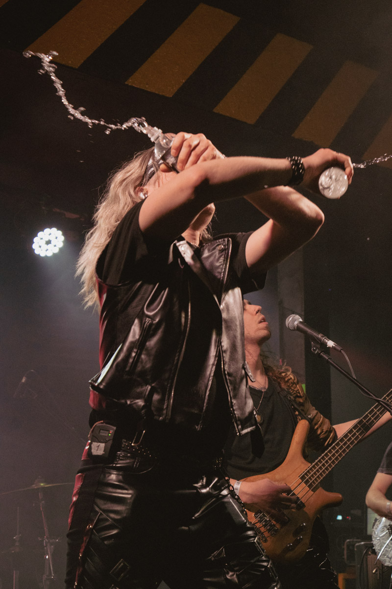 Двадцать три группы из пяти городов Владимирской области, исповедующие самые разные направления рок-музыки. Две площадки и три отборочных этапа, проходившие с 8 декабря по 13 января. Наконец, полуфинал и финал — именно так, если коротко, можно обозначить весь масштаб, который явил нам на этот раз уже второй по счету фестиваль-конкурс «ВладРок-2023».